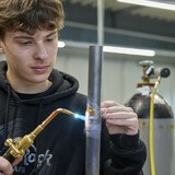 Schüler beim Hartlöterlehrgang